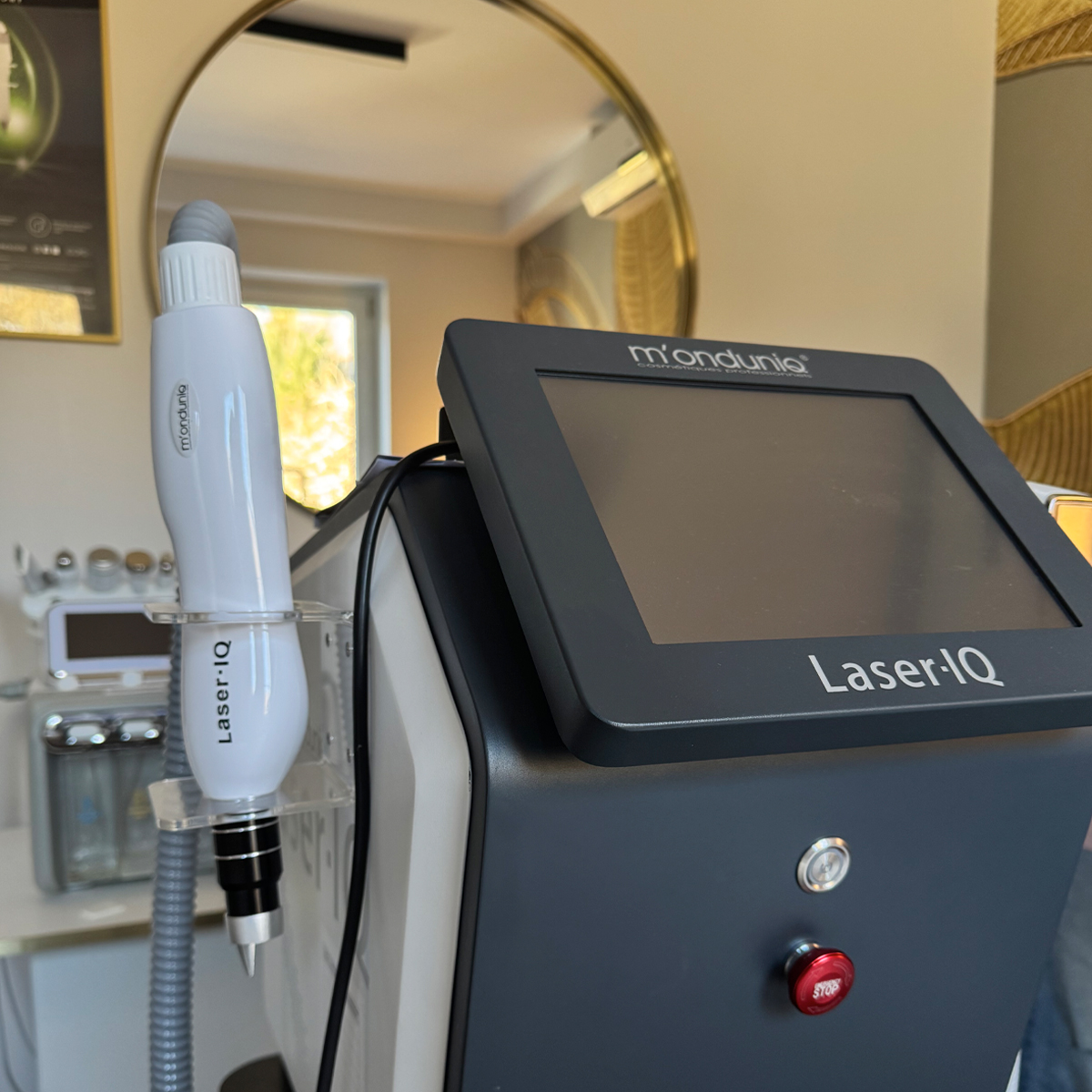Urządzenie M'onduniq Laser-IQ do zabiegów pikosekundowych — Mystique by Magda